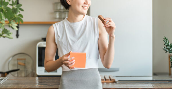 プロテインバーを食べる女性