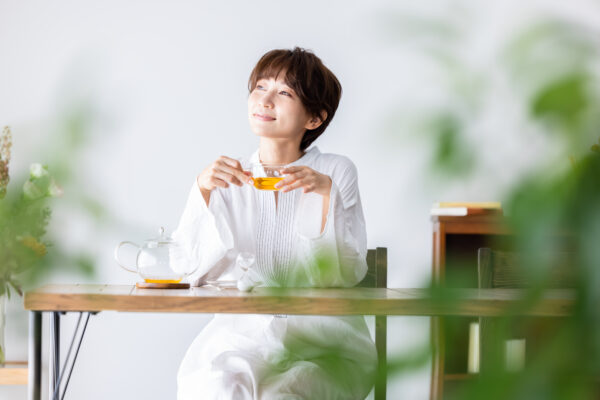 お茶を楽しむ女性
