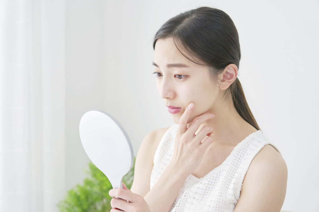 肌の調子が気になる女性