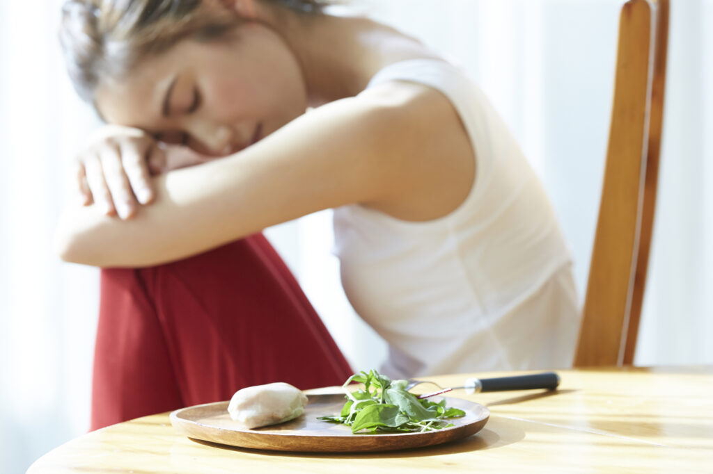 食事制限に疲れる女性