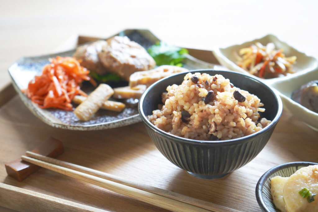 雑穀米を主食とした和食の献立