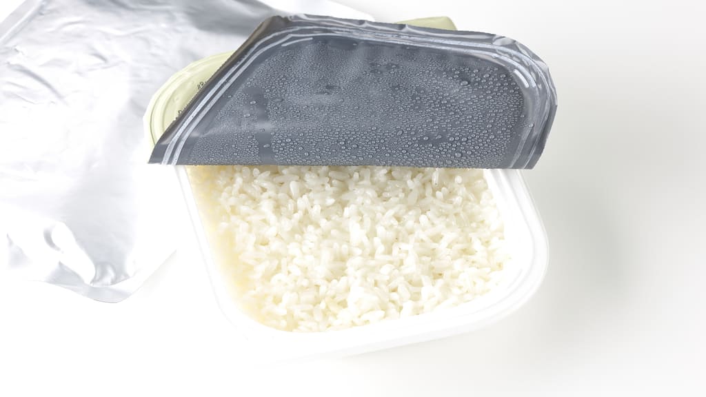 蓋が半分開いているパックご飯