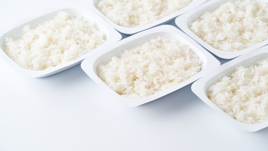 複数個並んだパックご飯