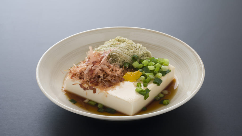 薬味がトッピングされた湯豆腐