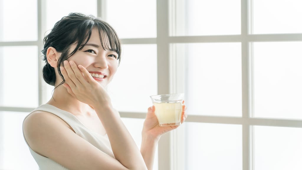 コラーゲンドリンクを飲んでいる女性