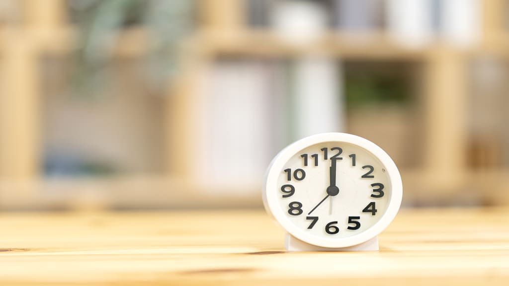 12時を指している時計