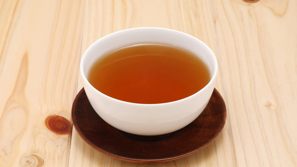 湯飲みに入った温かいお茶