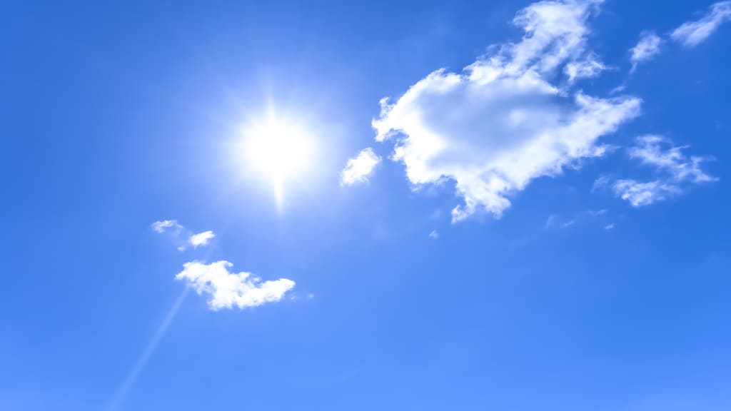 真夏の太陽と青い空