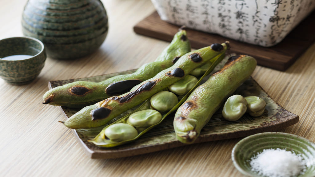 さやごと焼かれたそら豆