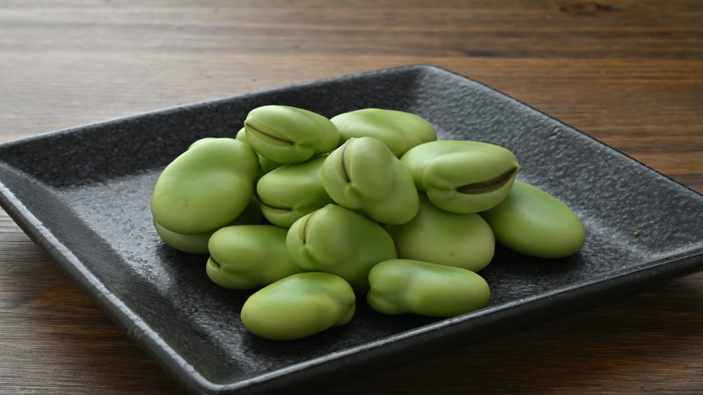 皿に盛られたそら豆