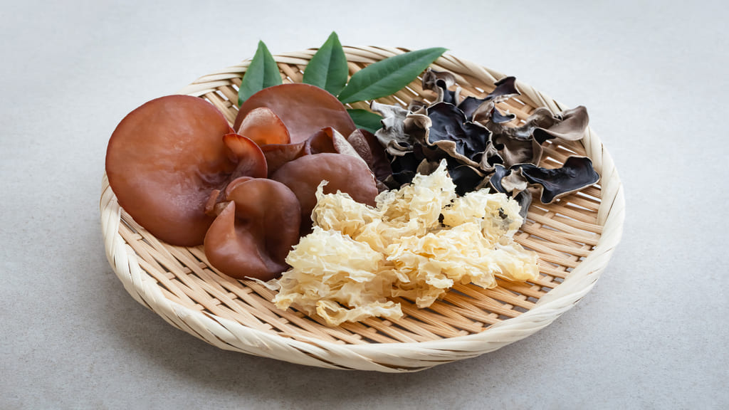 竹ざるに盛られたさまざまな種類の乾燥きくらげ