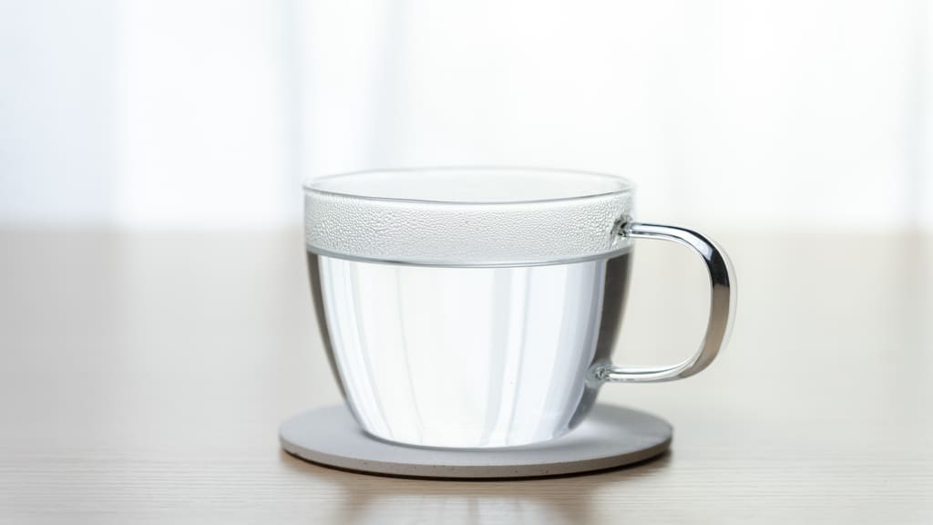 ガラスのコップに入った白湯