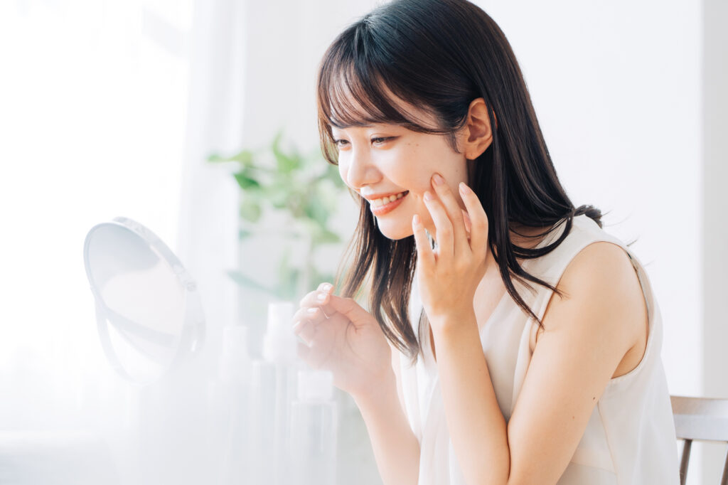 鏡を見てコラーゲンの効果を実感している女性