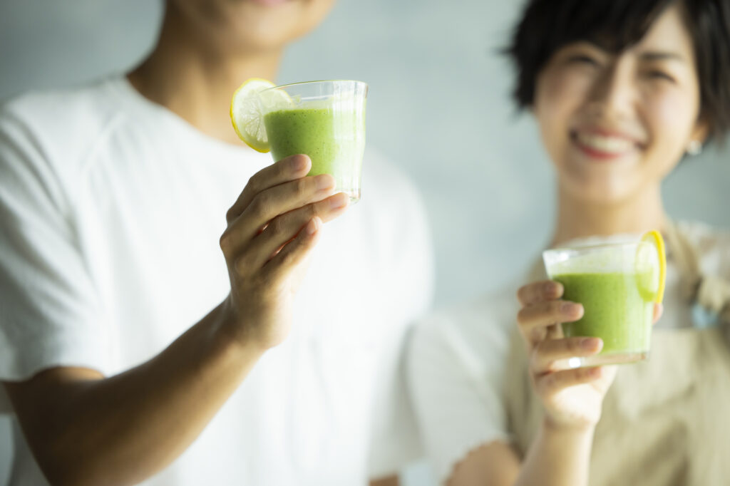 スムージーを飲む人
