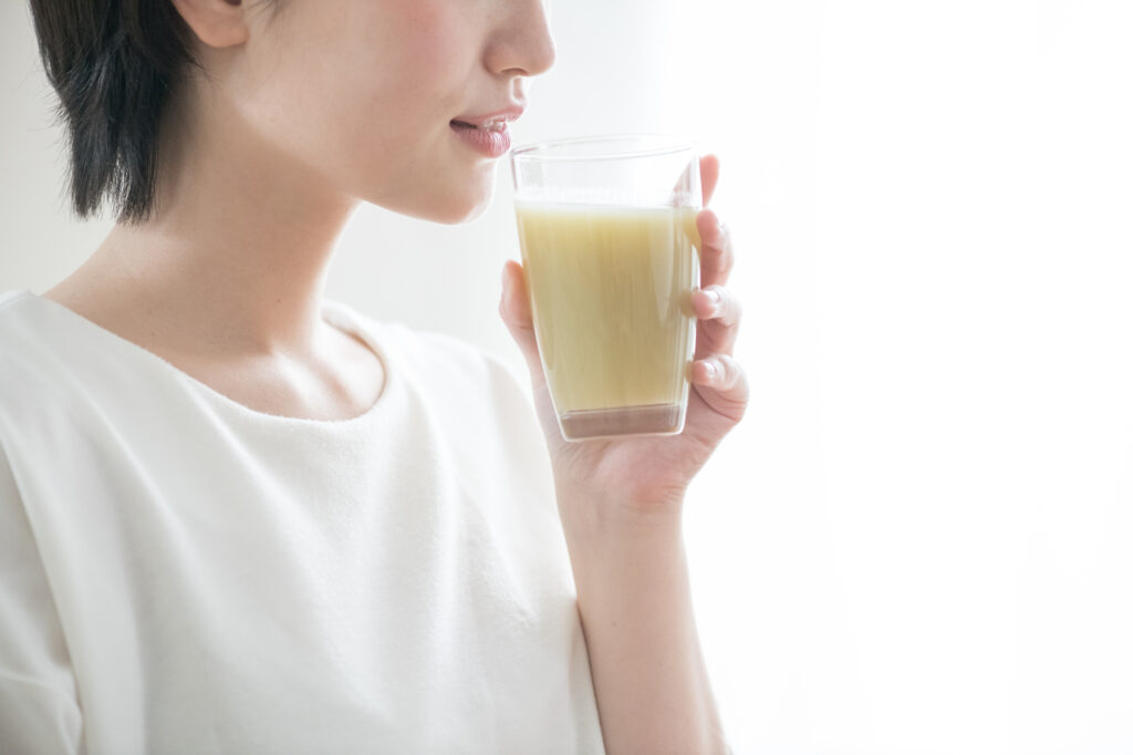酵素入りドリンクを飲む人