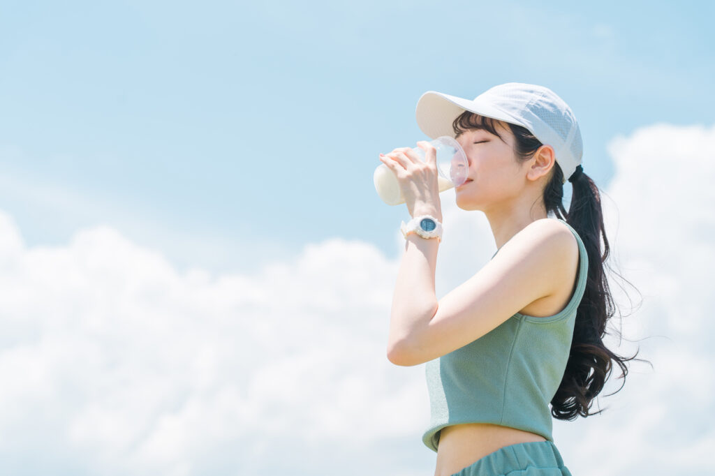 運動にあわせプロテインを摂る女性