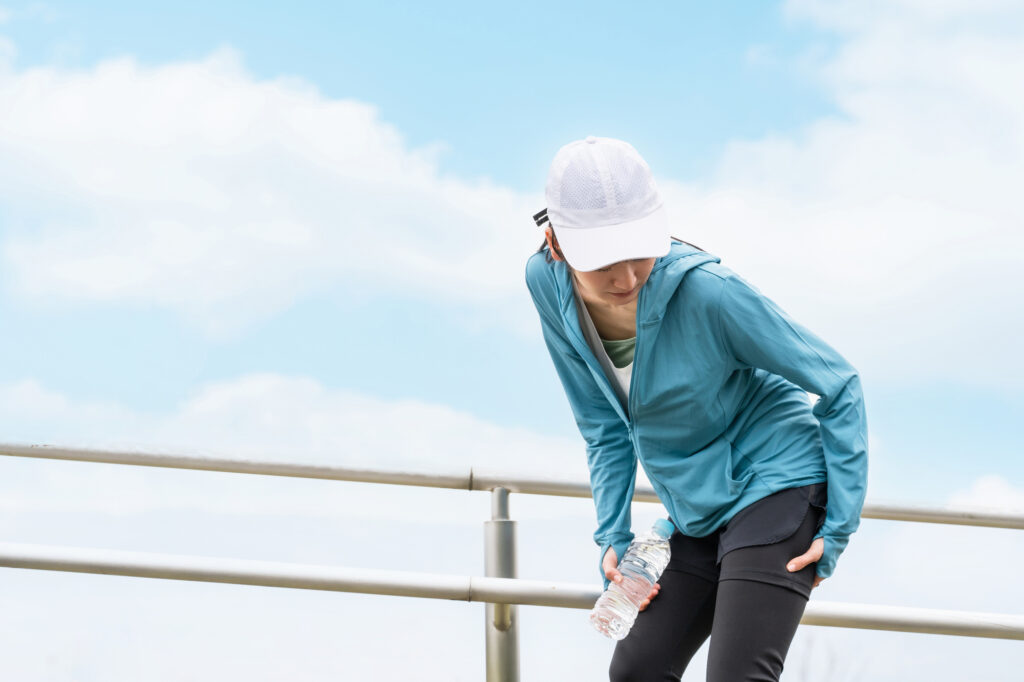 運動後に太もも裏の筋肉痛を気にする女性