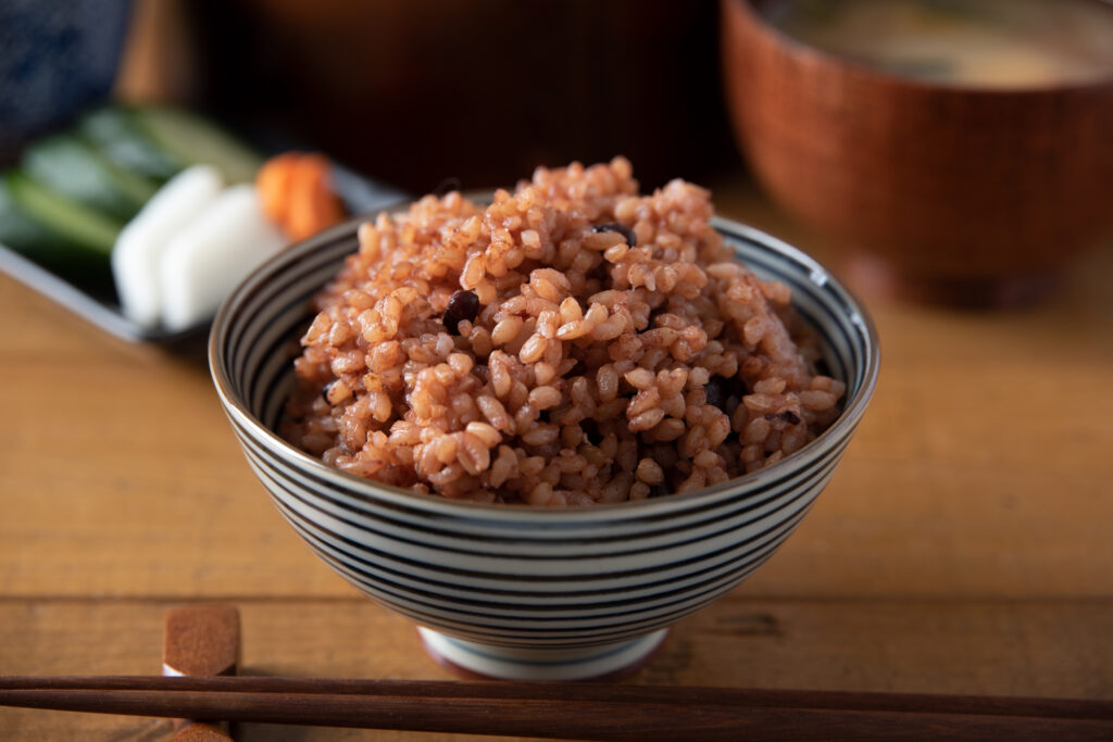 お茶碗に入った酵素玄米ご飯と箸置きと箸