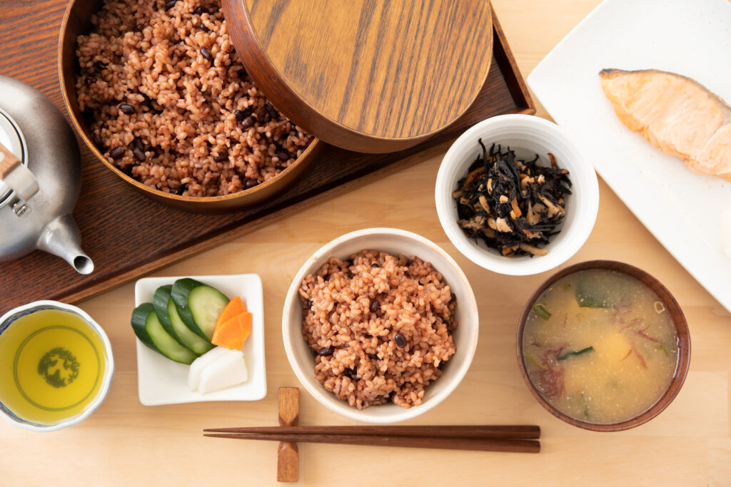 おひつに入った酵素玄米と漬物、ひじき煮、しゃけ、お味噌汁と酵素ご飯の定食