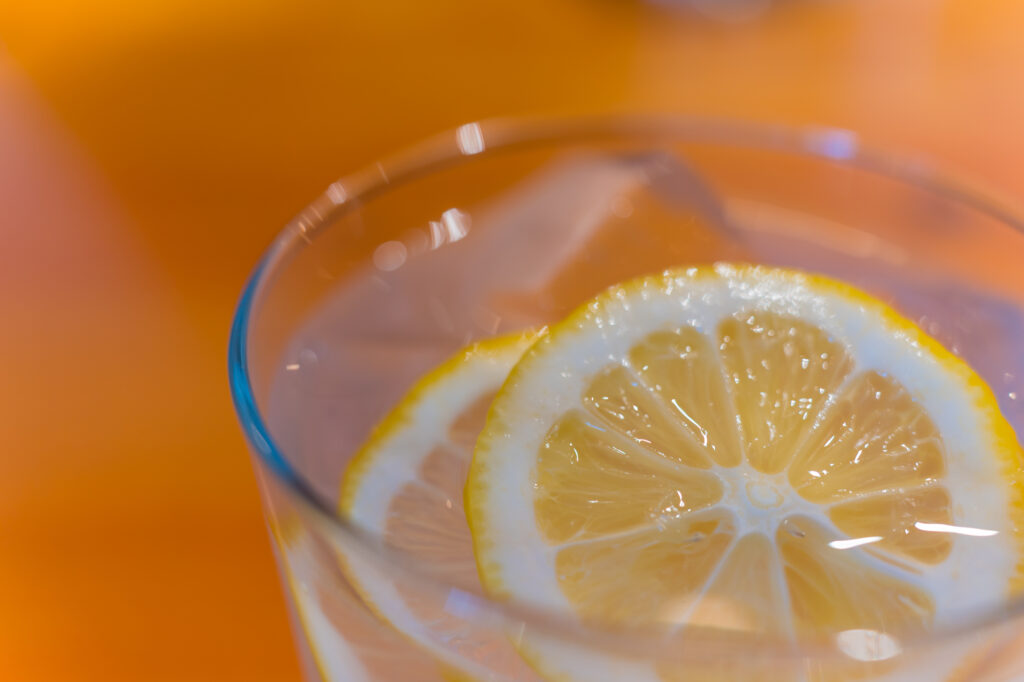 レモン入りのコップに入った飲み物
