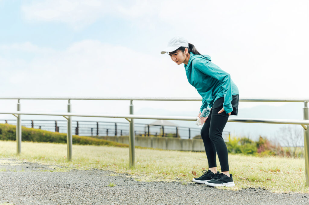 運動後に太ももを気にする女性
