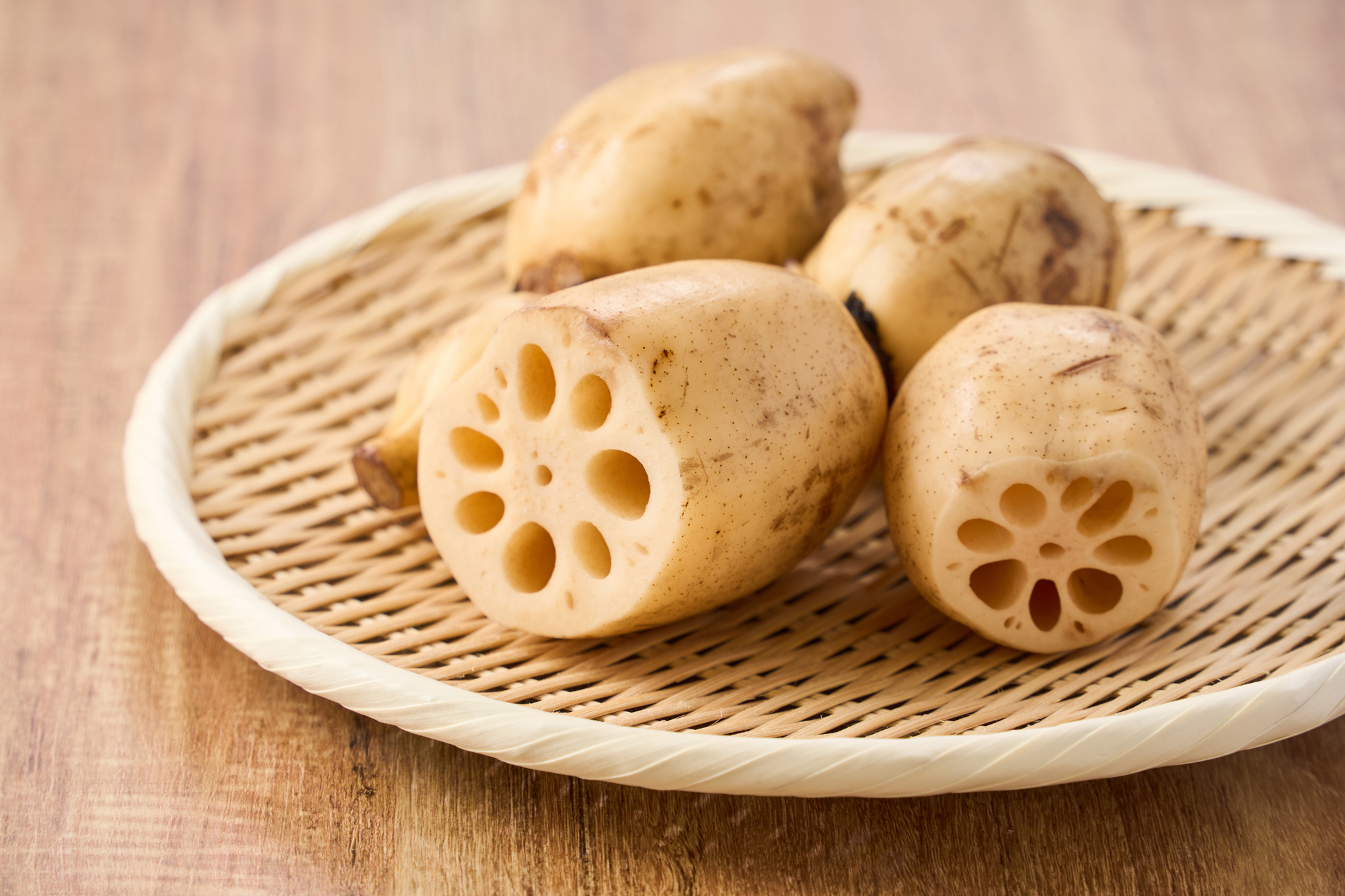 木のザルの上に置かれたれんこん