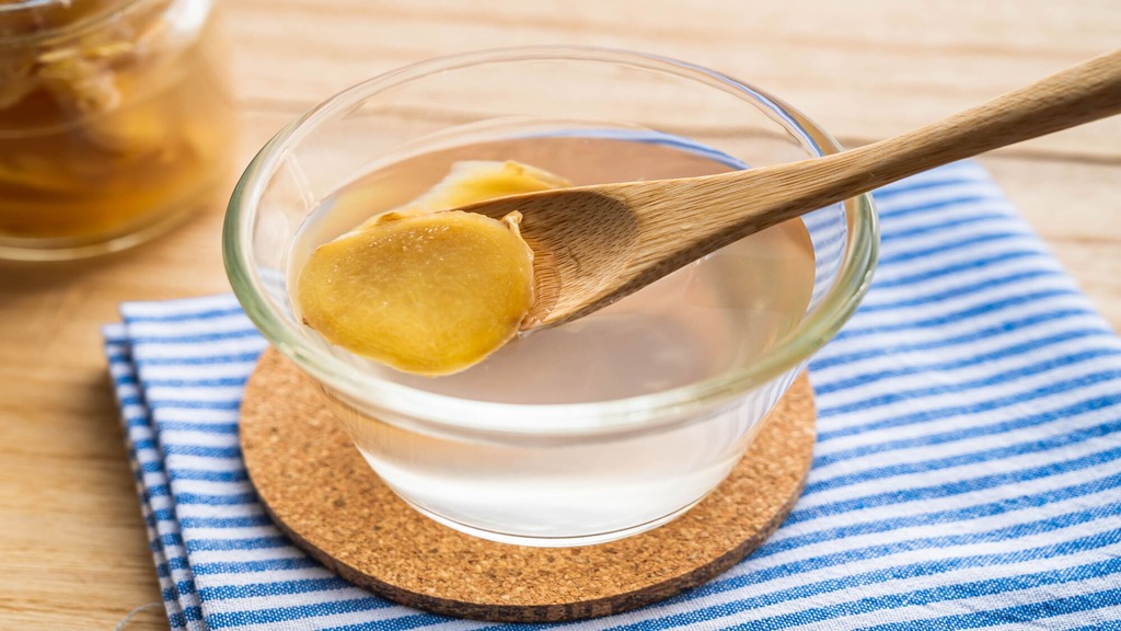 コップに入ったお湯と生姜スライス