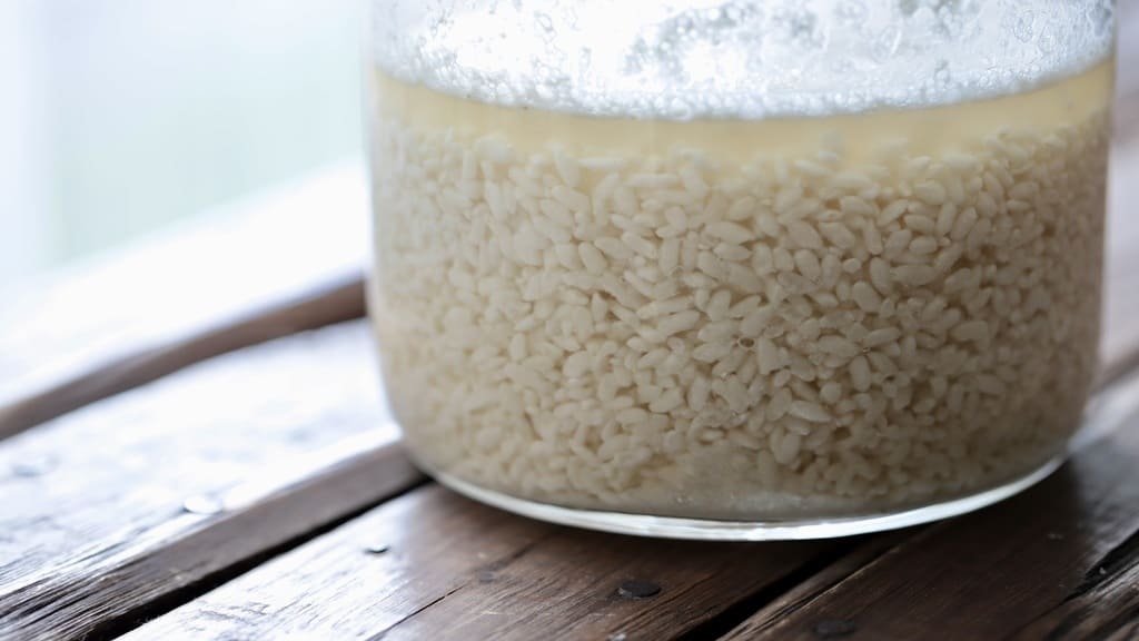 米麹と水が入った瓶