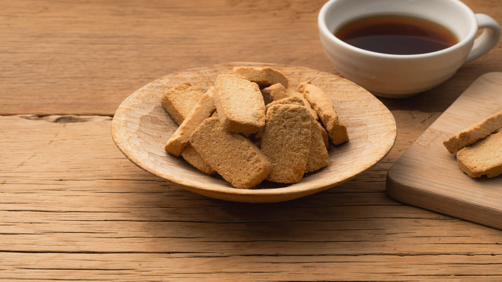 お皿に盛られたおからクッキーと紅茶