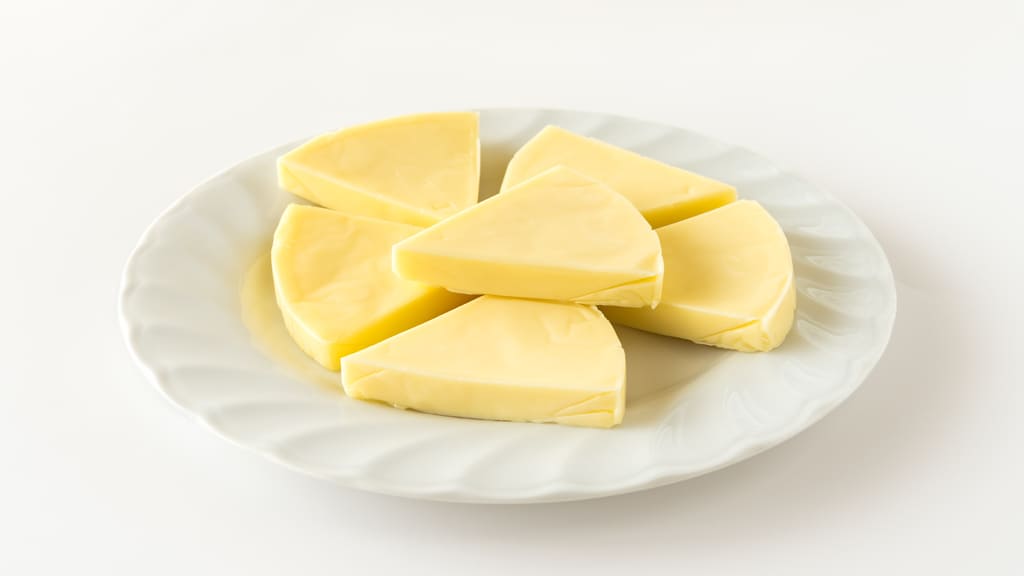 お皿に置かれているプロセスチーズ