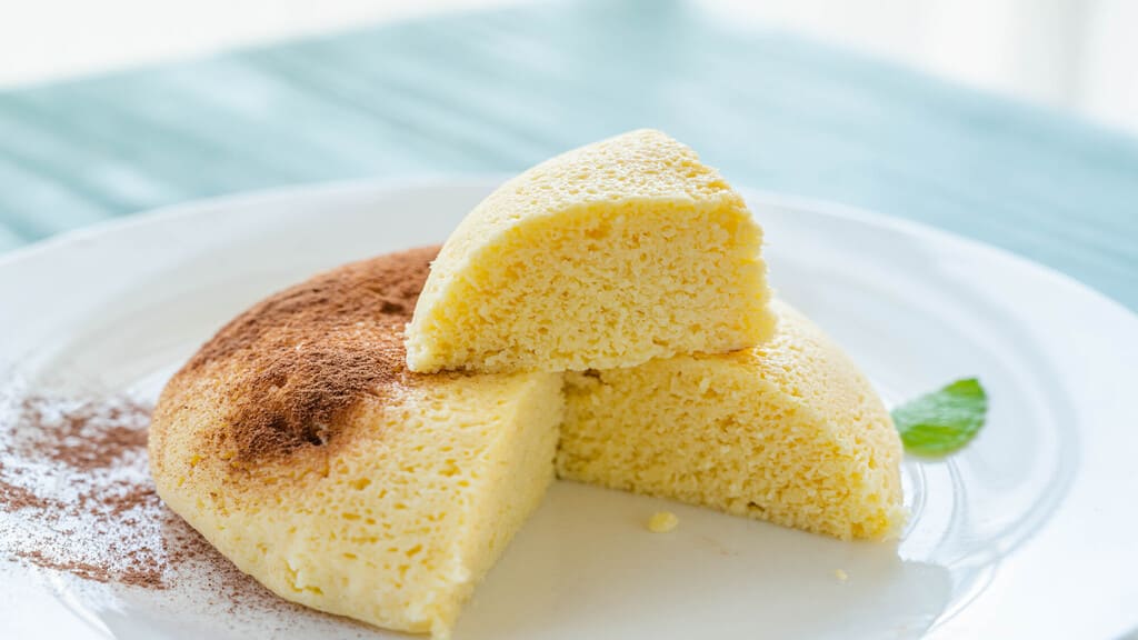 お皿に盛られたおからシフォンケーキ