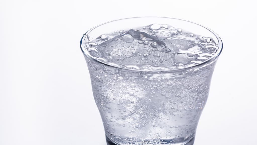 コップに入っている炭酸水