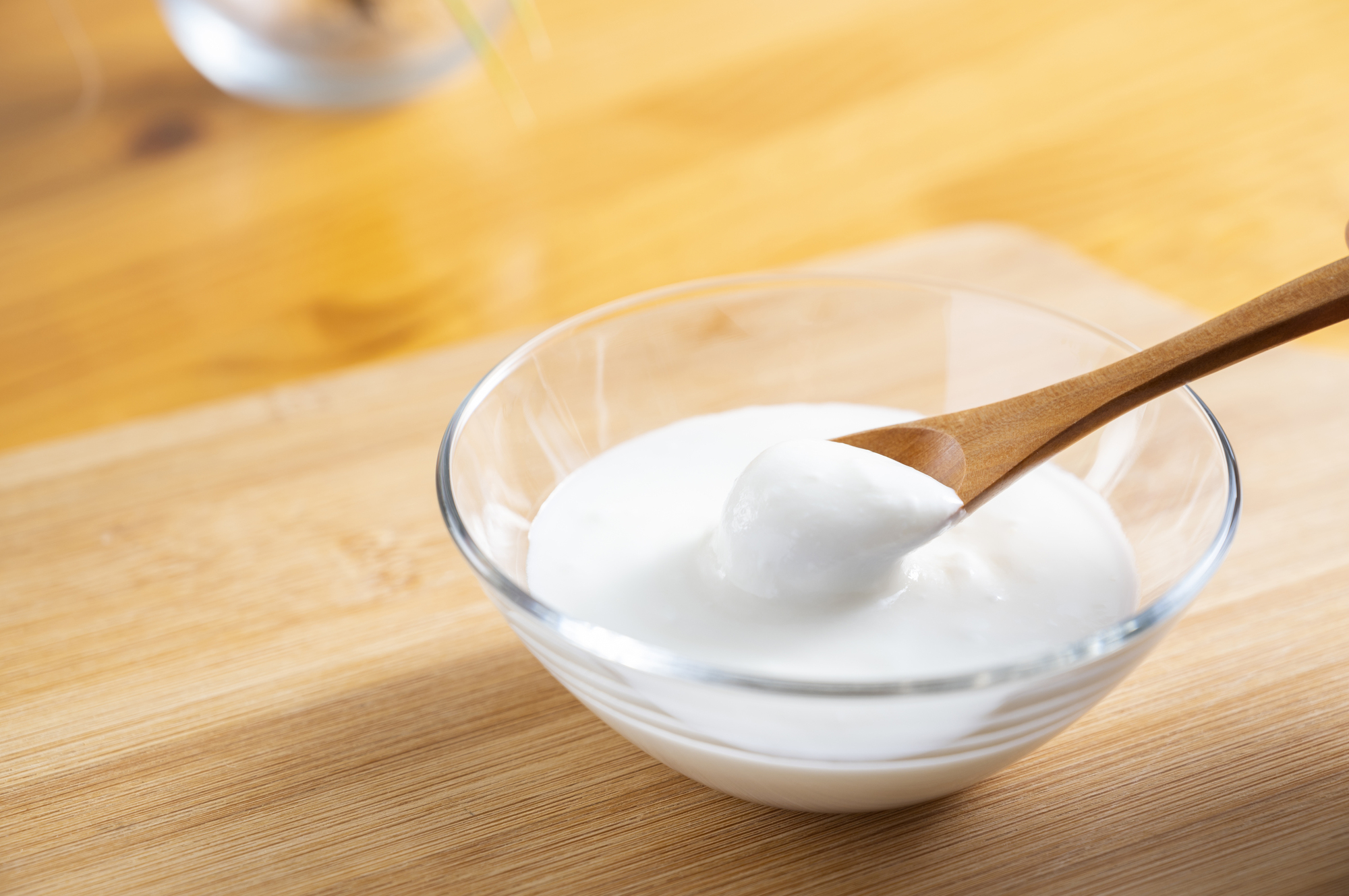 ヨーグルトをスプーンですくっている様子