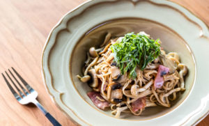 セブングレイんパスタを使ったキノコとベーコンのパスタ