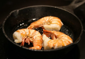 スキレットで表面が色づく程度に焼いたエビ