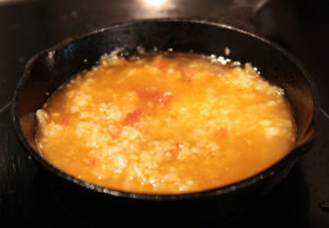 下準備した水と調味料を加え、ここで「みらいのしょうが」を入れる