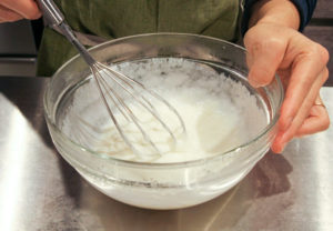 お餅と牛乳を電子レンジで熱し、よく混ぜる