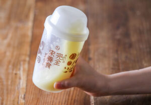 みらいの完全栄養食ダイエット専用ボトルをシェイクする