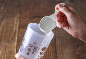 みらいの完全栄養食ダイエット専用ボトルに粉を入れる