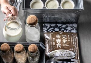缶ボックスと並ぶみらいの完全栄養食ダイエット