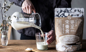 みらいの完全栄養食ダイエットをコップについでいる