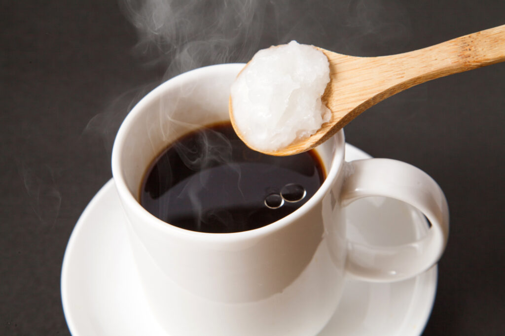 コーヒーにココナッツオイルを入れる様子