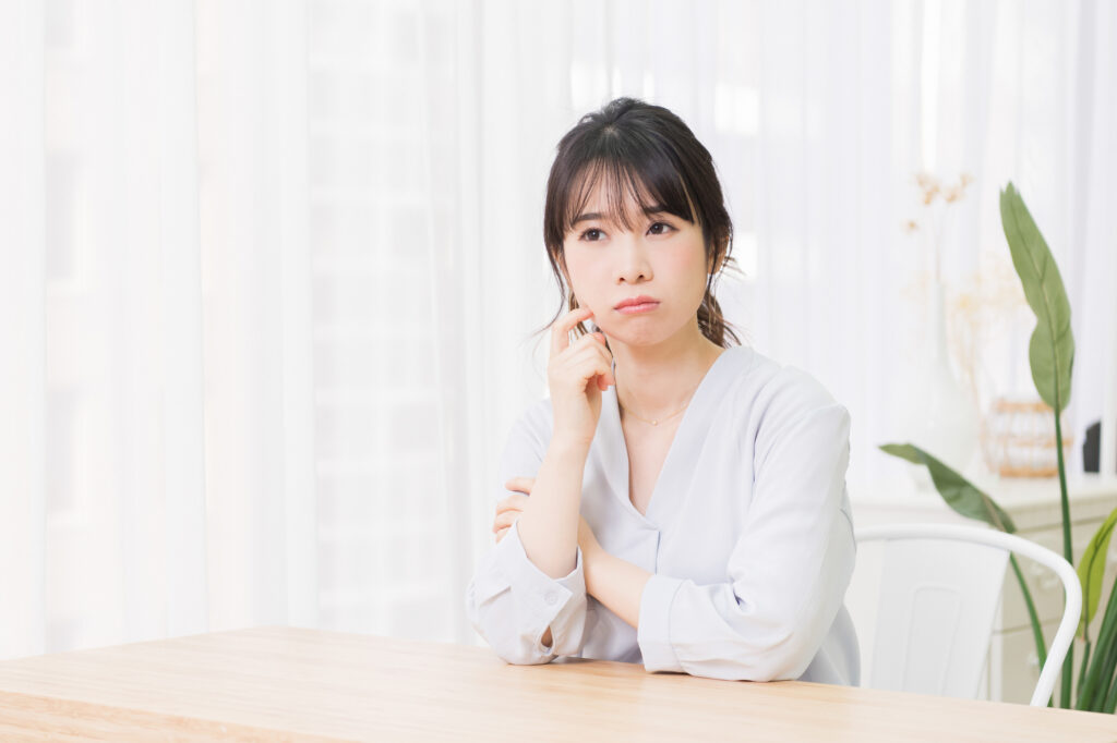 女性が悩んでいる写真