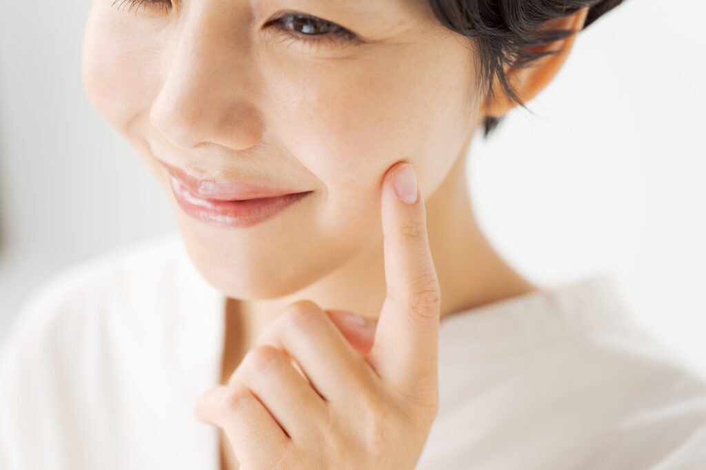 コラーゲンの効果を実感して笑顔の女性