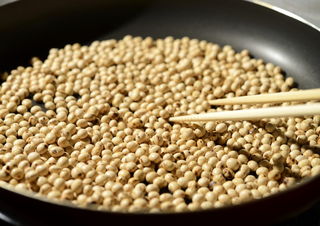 フライパンで豆を炒る様子
