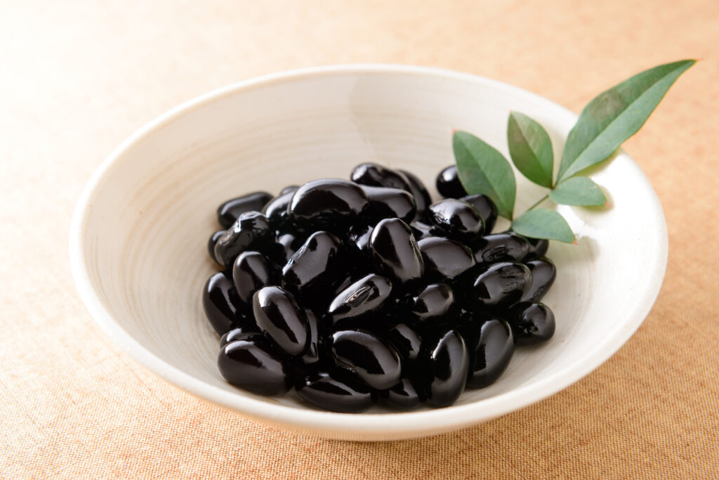 お皿にのった黒豆