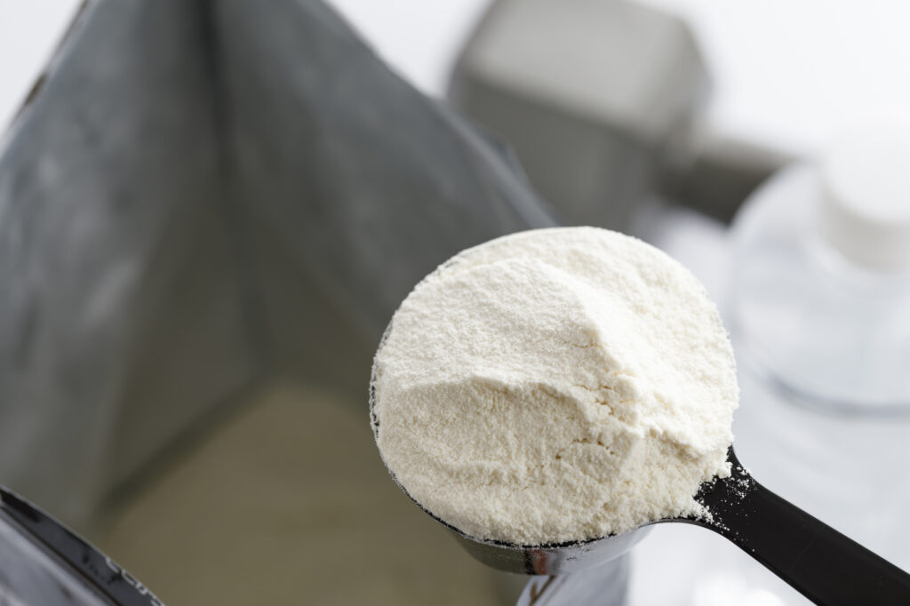 アルミ袋からすくったプロテイン