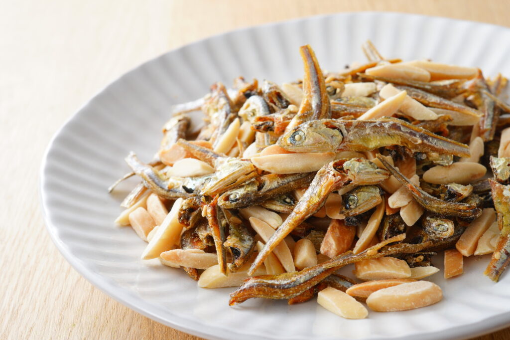 白い皿に入ったアーモンドフィッシュ