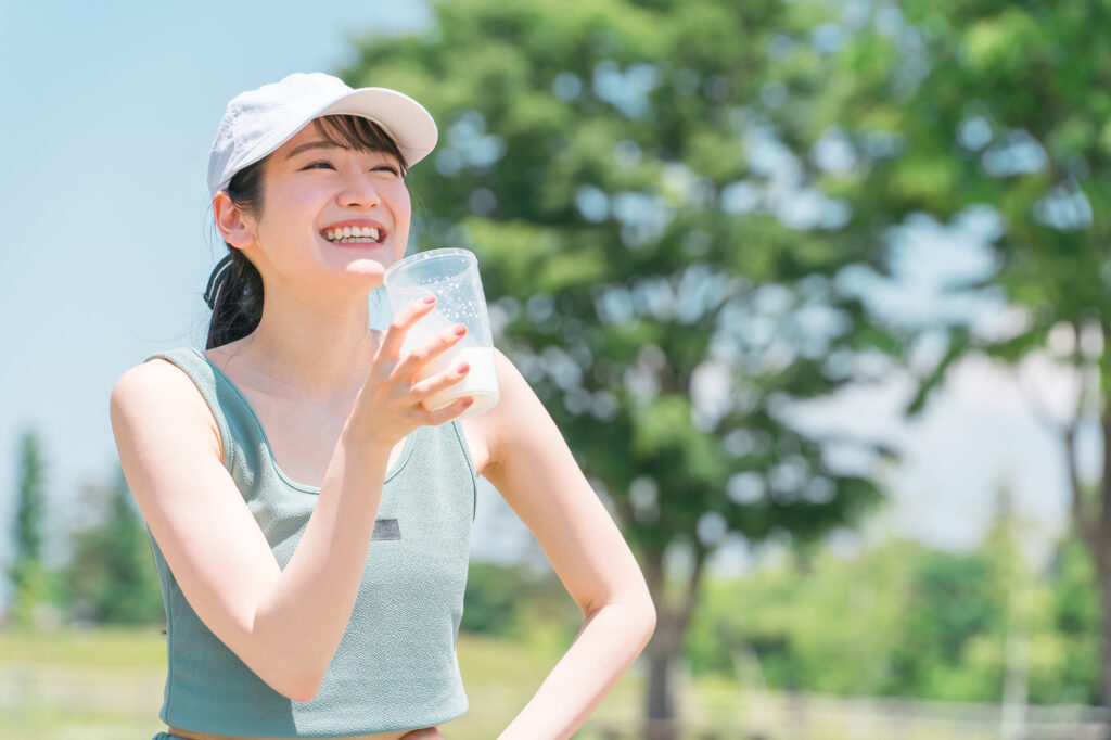 運動後にプロテインを飲む女性