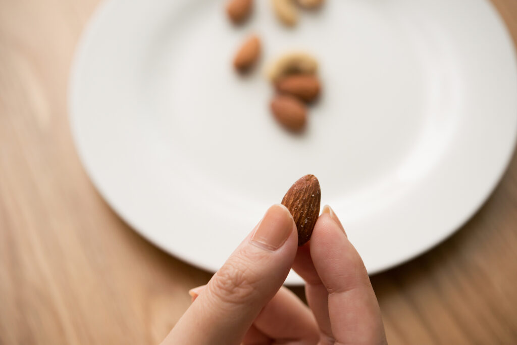 アーモンドを持つ指